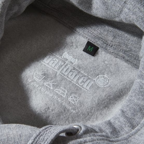 bartbaren Herren Schriftzug Hoodie grau Detail 3 low res <a href="https://www.bartbaren.com/wp-content/uploads/2018/03/masse-hoodie.png" target="_blank" rel="noopener noreferrer">Größentabelle</a>