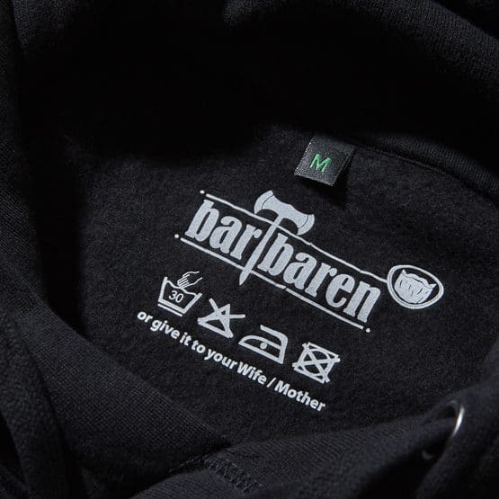 bartbaren Herren Schriftzug Hoodie schwarz Detail 3 low res <a href="https://www.bartbaren.com/wp-content/uploads/2018/03/masse-hoodie.png" target="_blank" rel="noopener noreferrer">Größentabelle</a>