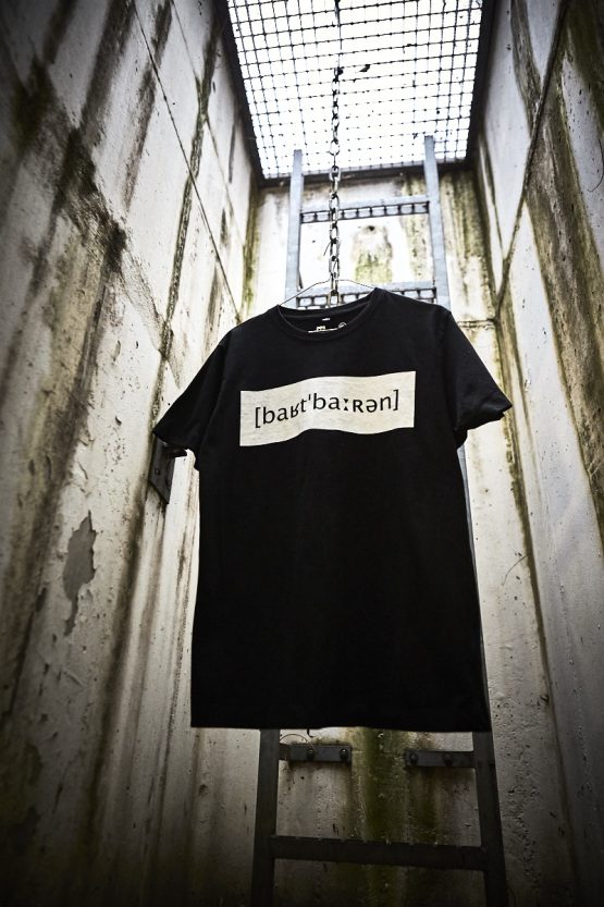 T Shirt schwarz Area Front Mood 01 low res <a href="https://www.bartbaren.com/wp-content/uploads/2018/12/bartbaren_groessentabellen_shirts_rundhals.jpg" target="_blank" rel="noopener noreferrer">Größentabelle</a>