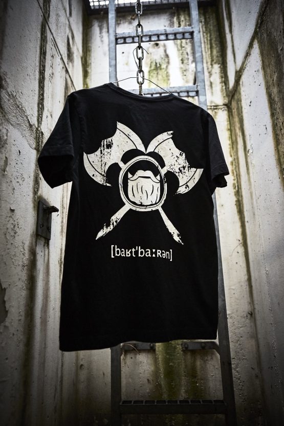 T Shirt schwarz Big Back Back Mood 01 low res <a href="https://www.bartbaren.com/wp-content/uploads/2018/12/bartbaren_groessentabellen_shirts_rundhals.jpg" target="_blank" rel="noopener noreferrer">Größentabelle</a>