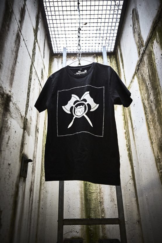 T Shirt schwarz Frame Front Mood 01 low res <a href="https://www.bartbaren.com/wp-content/uploads/2018/12/bartbaren_groessentabellen_shirts_rundhals.jpg" target="_blank" rel="noopener noreferrer">Größentabelle</a>