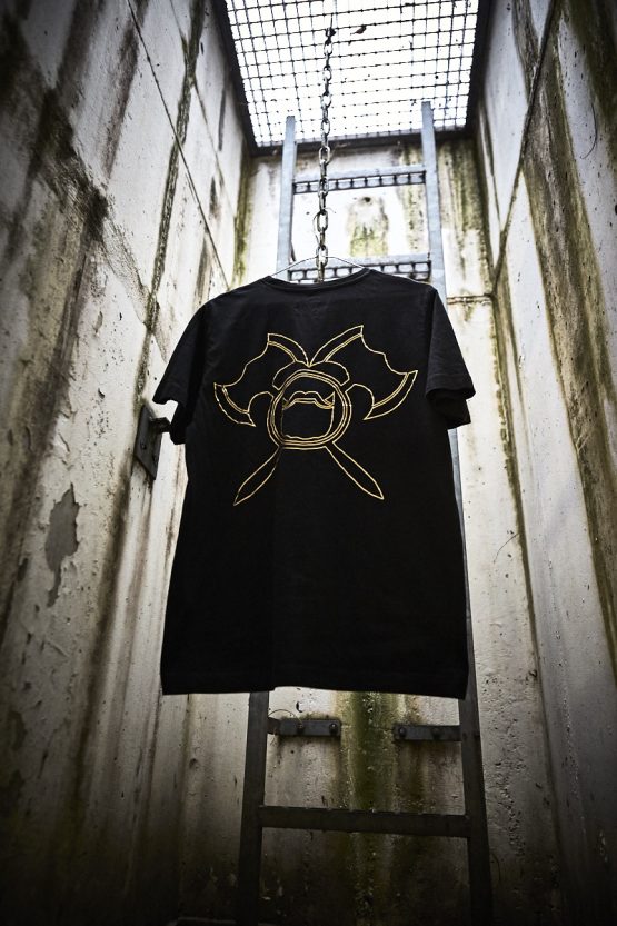 T Shirt schwarz Gold Back Mood 01 low res <a href="https://www.bartbaren.com/wp-content/uploads/2018/03/masse-hoodie.png" target="_blank" rel="noopener noreferrer">Größentabelle</a>