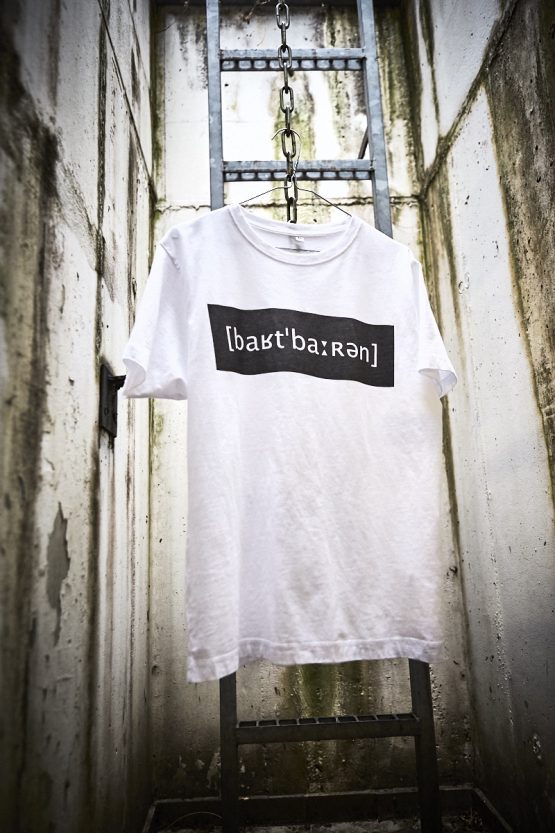 T Shirt weiss Area Front Mood 01 low res <a href="https://www.bartbaren.com/wp-content/uploads/2018/12/bartbaren_groessentabellen_shirts_rundhals.jpg" target="_blank" rel="noopener noreferrer">Größentabelle</a>