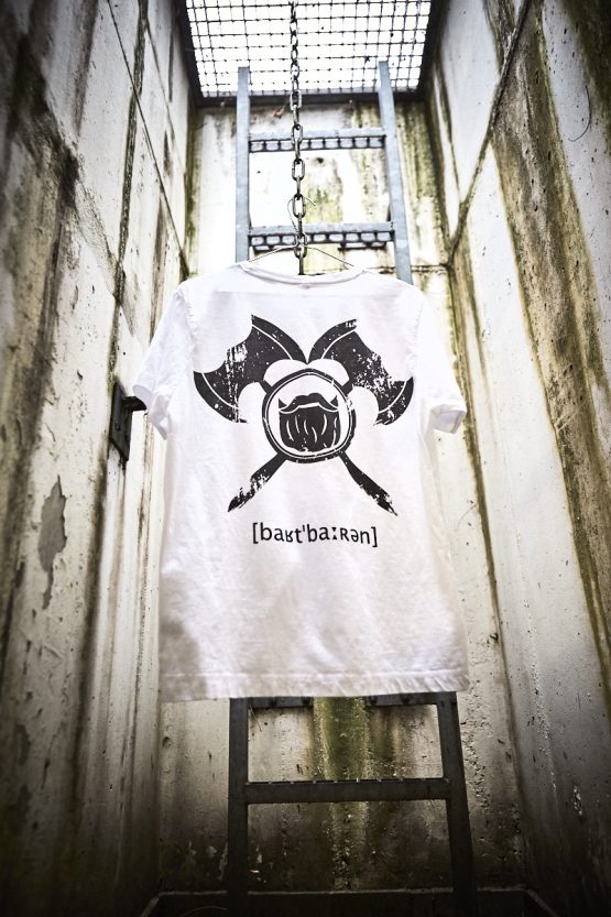 T Shirt weiss Big Back Back Mood 01 low res <a href="https://www.bartbaren.com/wp-content/uploads/2018/12/bartbaren_groessentabellen_shirts_rundhals.jpg" target="_blank" rel="noopener noreferrer">Größentabelle</a>