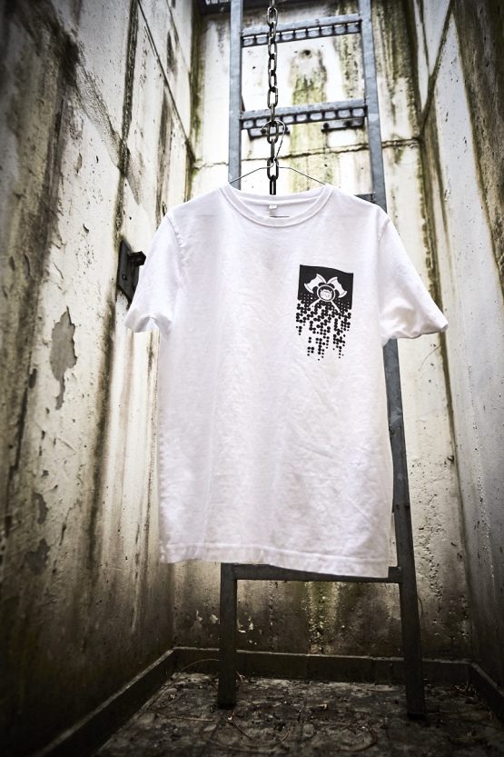 T Shirt weiss Dots Front Mood 01 low res <a href="https://www.bartbaren.com/wp-content/uploads/2018/12/bartbaren_groessentabellen_shirts_rundhals.jpg" target="_blank" rel="noopener noreferrer">Größentabelle</a>