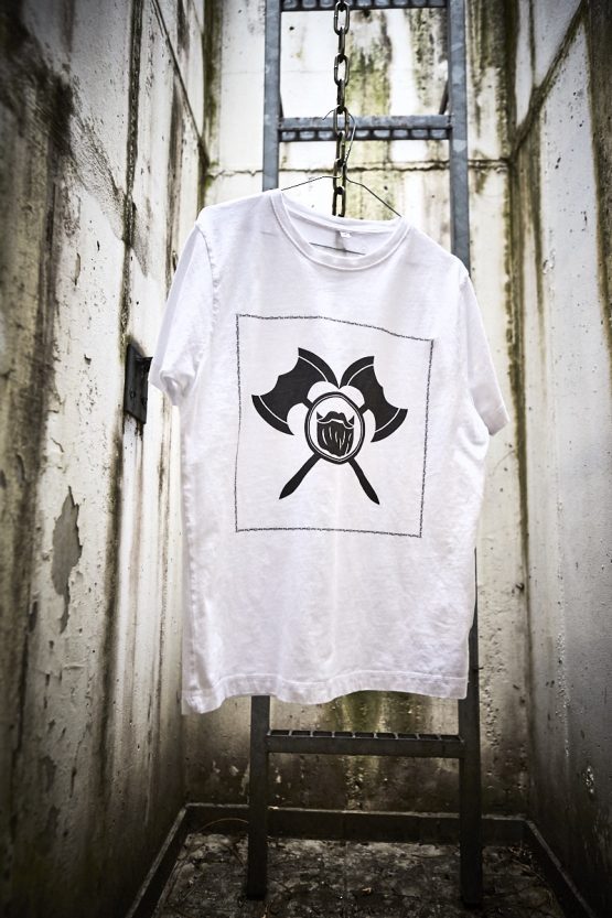 T Shirt weiss Frame Front Mood 01 low res <a href="https://www.bartbaren.com/wp-content/uploads/2018/12/bartbaren_groessentabellen_shirts_rundhals.jpg" target="_blank" rel="noopener noreferrer">Größentabelle</a>