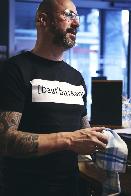 Z8Y1350 low res <a href="https://www.bartbaren.com/wp-content/uploads/2018/12/bartbaren_groessentabellen_shirts_rundhals.jpg" target="_blank" rel="noopener noreferrer">Größentabelle</a>