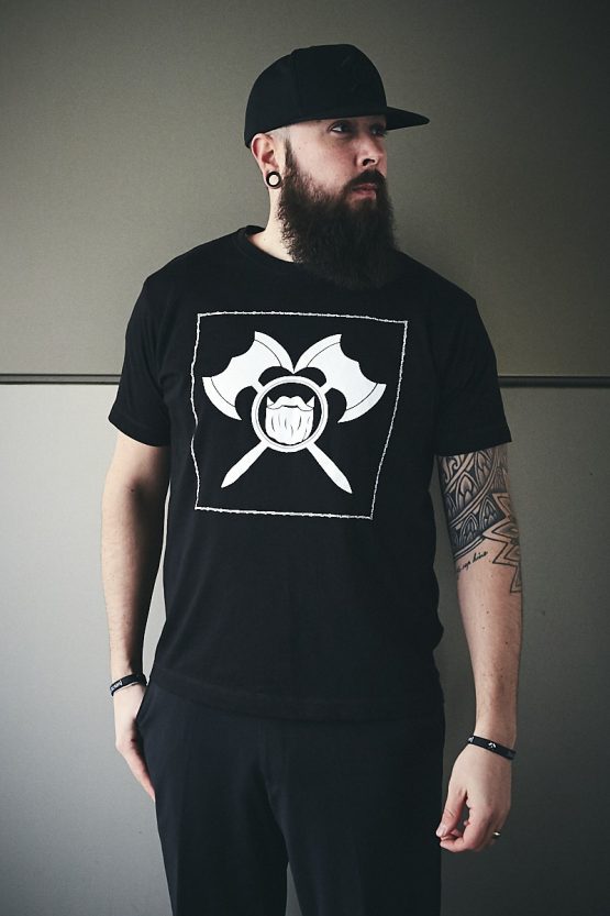 Z8Y0448 low res <a href="https://www.bartbaren.com/wp-content/uploads/2018/12/bartbaren_groessentabellen_shirts_rundhals.jpg" target="_blank" rel="noopener noreferrer">Größentabelle</a>