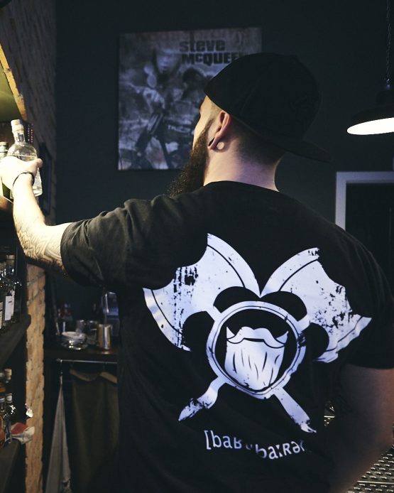 Z8Y0881 low res breiter <a href="https://www.bartbaren.com/wp-content/uploads/2018/12/bartbaren_groessentabellen_shirts_rundhals.jpg" target="_blank" rel="noopener noreferrer">Größentabelle</a>