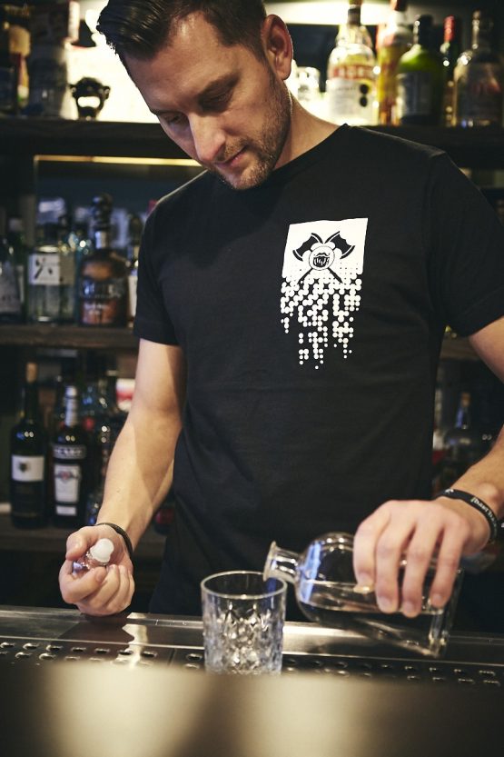 Z8Y1081 low res <a href="https://www.bartbaren.com/wp-content/uploads/2018/12/bartbaren_groessentabellen_shirts_rundhals.jpg" target="_blank" rel="noopener noreferrer">Größentabelle</a>