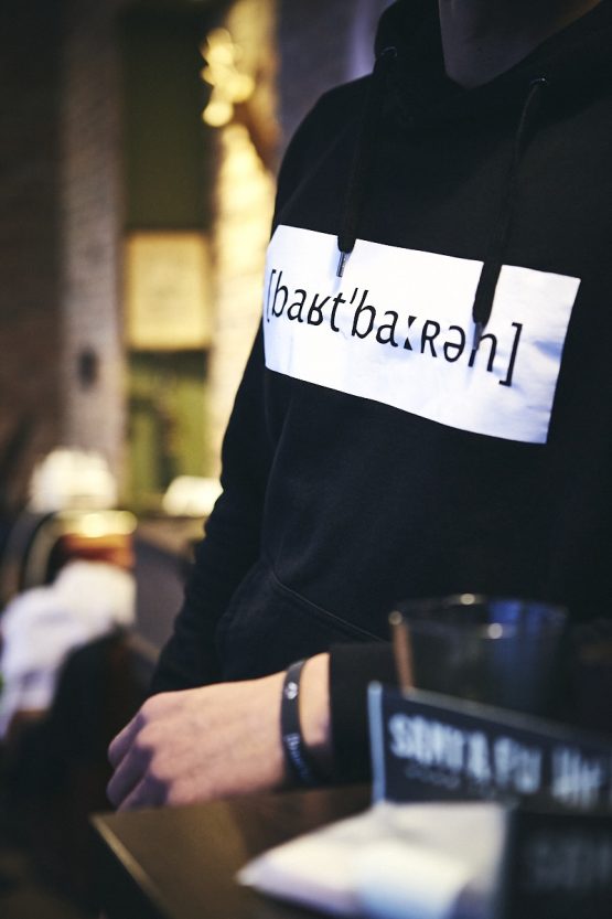 Z8Y1421 low res <a href="https://www.bartbaren.com/wp-content/uploads/2018/03/masse-hoodie.png" target="_blank" rel="noopener noreferrer">Größentabelle</a>